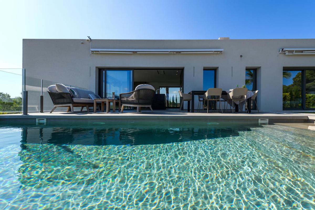 Contemporary 3-Bedroom Villas near Alicante - Golf Community Living