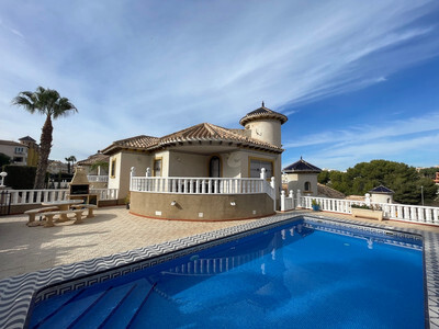 5 bedrooms, 4 bathrooms Villa in Villamartin